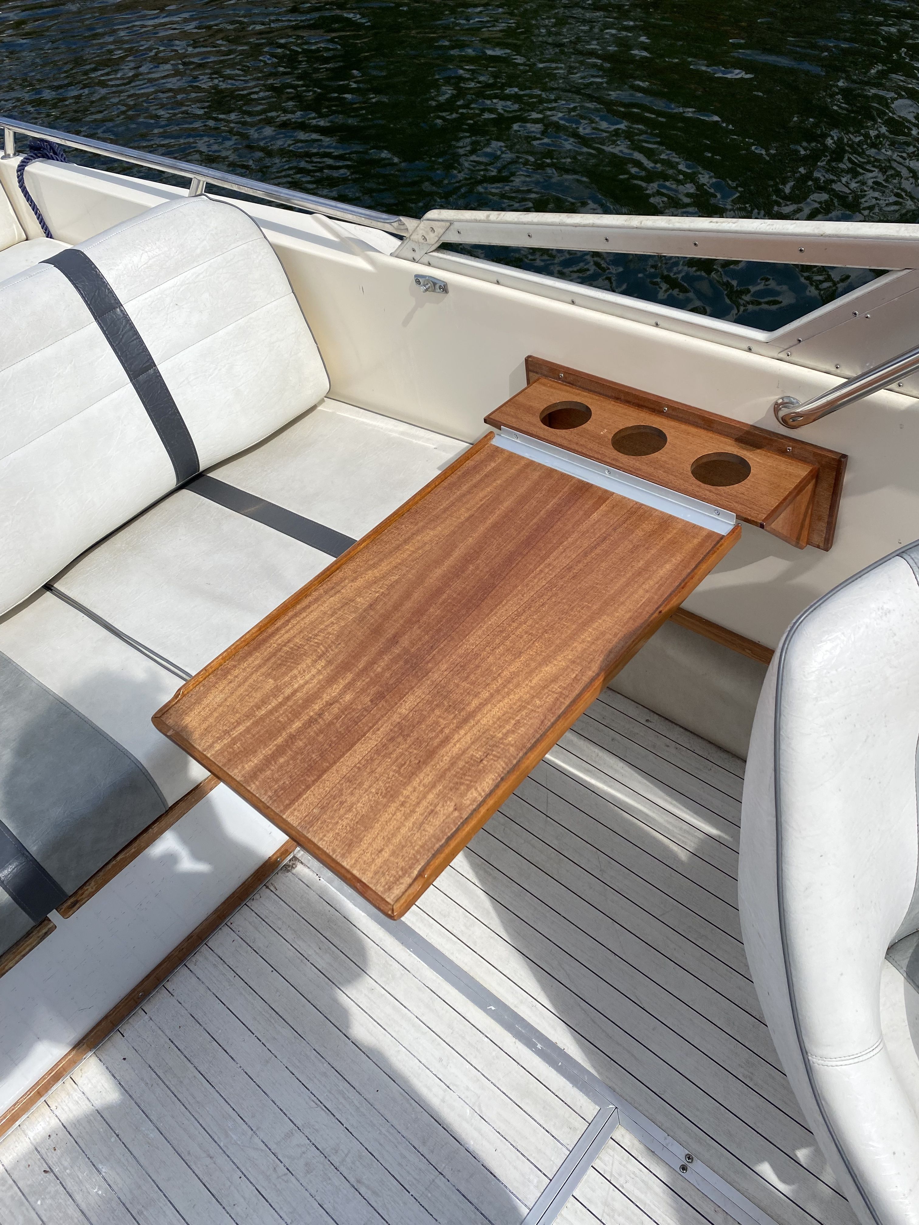 Fällbart fikabord till båt med plats för muggar, byggt i mahogny.