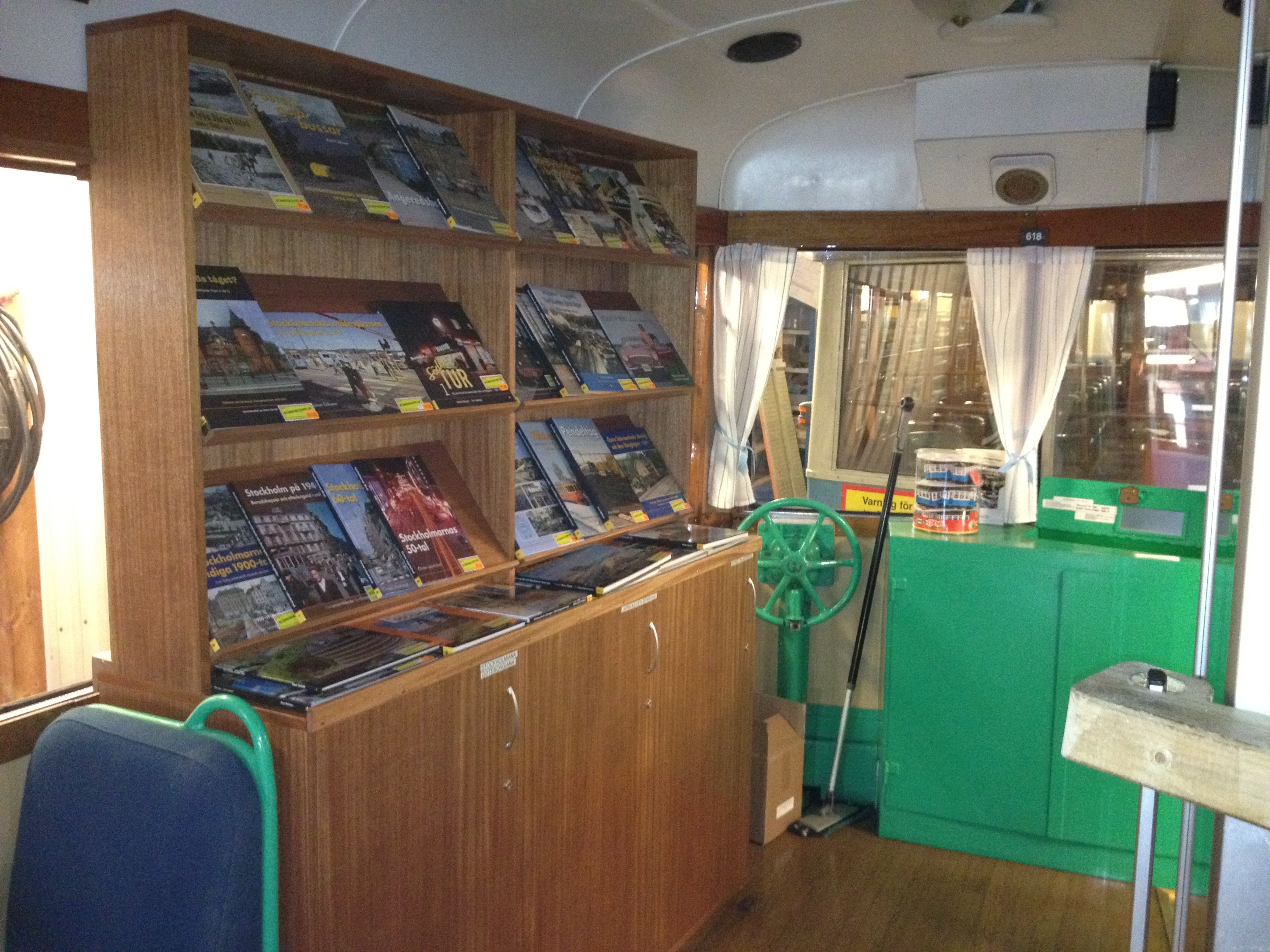 Bokhylla i Mahogny till Sl spårvagnar.