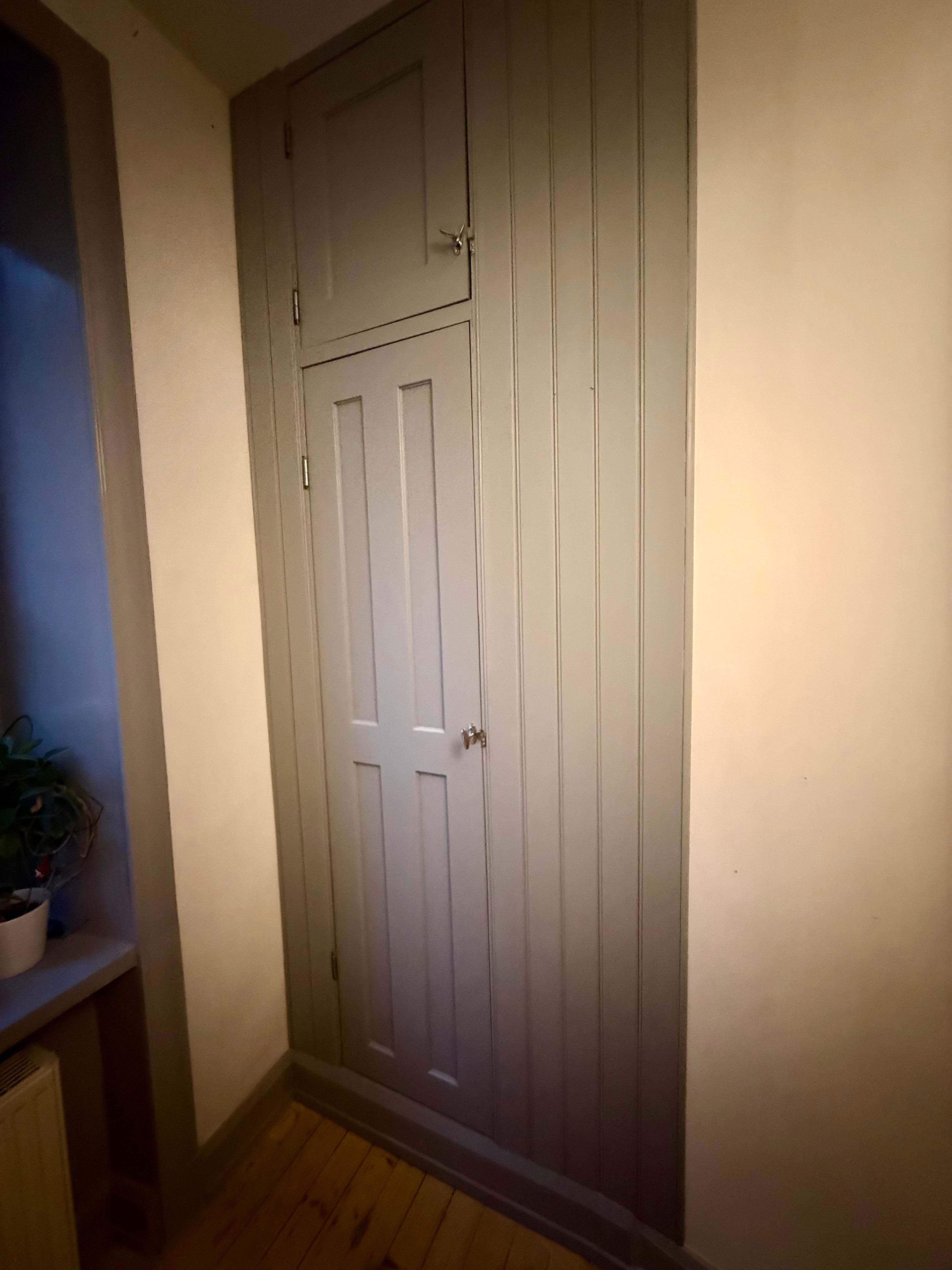 Platsbyggd inbyggd förvaring i nisch