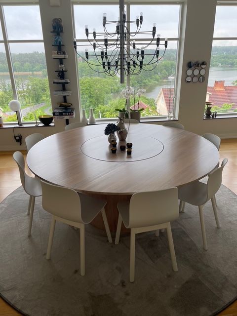 Runt matbord i massiv ek med snurrbar innerskiva.