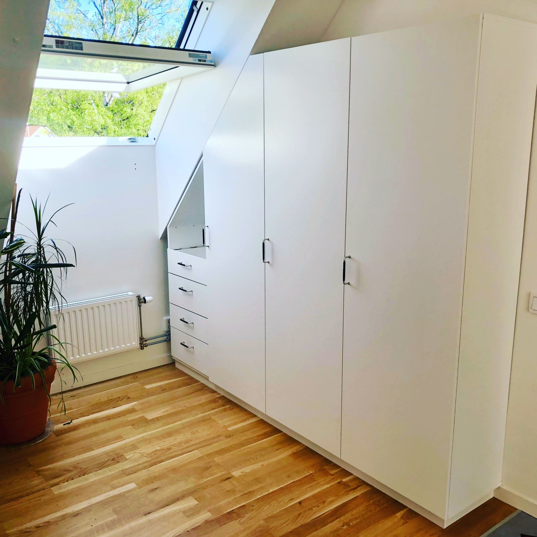 Förvaring för skor och kläder i hallen.