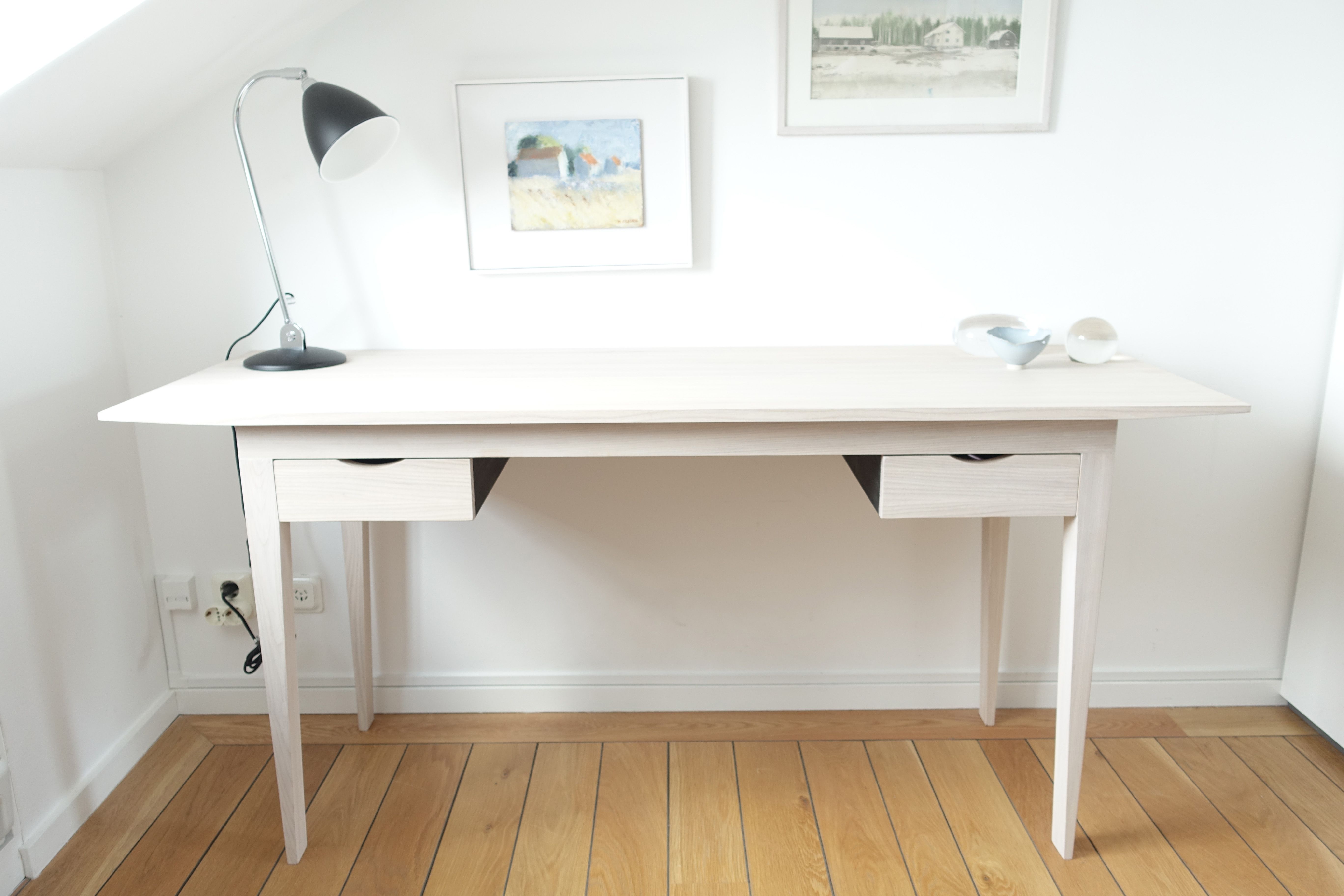 Skrivbord i massiv Ask som vitoljats.