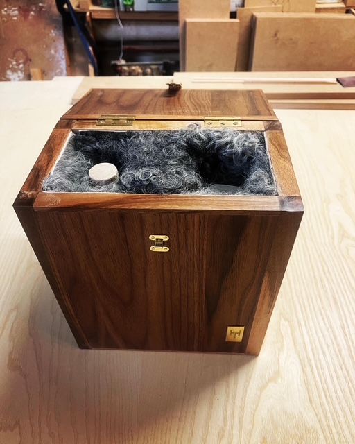 Spritschatull i valnöt.