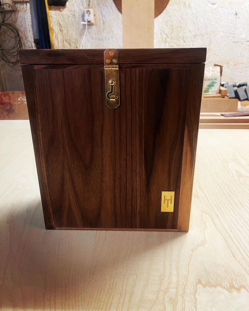 Spritschatull i valnöt.